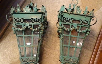 Meuble: Paire de grandes lanternes en fer forgé peintes en vert (acc) H:130x50x50cm