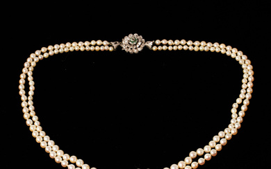 NECKLACE, 2-row, metered, cultured salt water pearls approx 3,2-7,4 mm, clasp, 18 k white gold, decor with green stones.