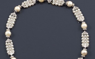 NECKLACE in 18K white gold retaining white pearls of alternating...