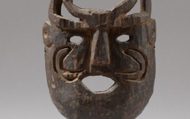 NÉPAL. Important et rare masque de chamane, au visage arrondi, portant des sortes de scarifications...