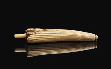 NETSUKE en corne de cerf, sculpté en forme d'une ombrelle fermée, en partie rongée par un rat, une partie de la tige centrale d...