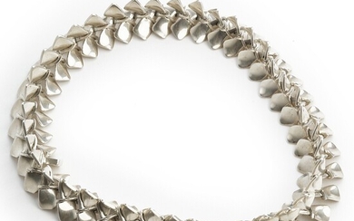 Nanna Ditzel: A “Vertebrae” necklace of sterling silver. Design no. 108. L. app. 43 cm. Weight ap. 197 g. Georg Jensen after 1945.