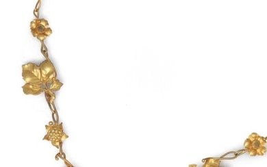 Necklace " Draperie " in yellow gold, decorated with leaves and flowers with grapes. Longueur : 43,5 cm. P. Brut : 14,7 g.