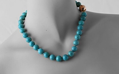 Necklace in 10 mm Arizona turquoise beads, the clasp in magnetic vermeil.