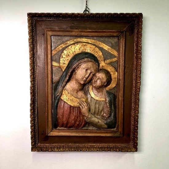 "Our Lady of Good Advice" Polychrome stucco relief. - Gold, Wood - early 18th century