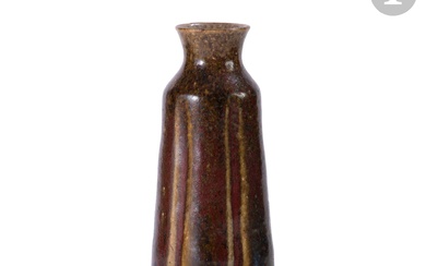 PIERRE-ADRIEN DALPAYRAT (1844-1910) Vase tronconique à col étranglé ; la panse soulignée de profondes nervures....