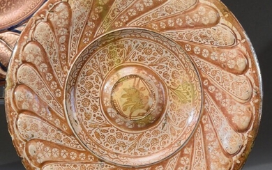 PLAT HISPANO-MAURESQUE. Plat à ombilic en faïence décoré en lustre métallique ; sur l'ombilic motif...