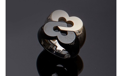 POIRAY Bague "Sceau de Coeurs" en or blanc 18 carats (750/000), céramique noire et diamants...
