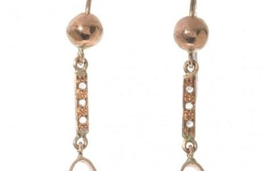 Pair of long earrings with movement in 14kt rose gold and aquamarine. Model with upper body