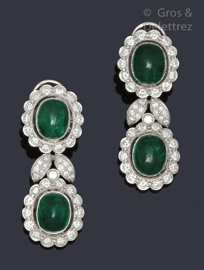 Pair of white gold earrings, each adorned with two emerald cabochons in brilliant-cut diamond circles. Clasp with stem and safety clasp. Longueur : 4,4 cm. P. Brut : 19.9 g.