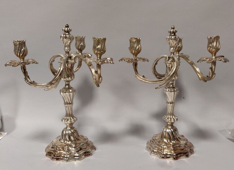 Paire de CANDELABRES en bronze argenté de style Louis XV à trois bras de lumière...