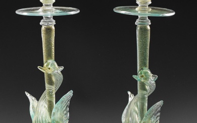 Paire de bougeoirs décoratifs en verre de Murano avec cygnes ; verre vert turquoise clair,...