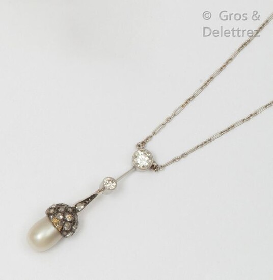 Pendant necklace in yellow gold and platinum, adorned with a drop pearl adorned with a pavement of rose-cut diamonds, surmounted by two larger old-cut diamonds. Length: 3.2cm. Rough weight: 5g. (restoration)