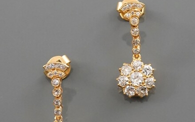 Pendants d'oreilles en or jaune, 750 MM, ornés de diamants en chute retenant une fleurette...