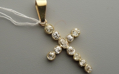 Pendentif Croix en or jaune 18K (750/oo) composée de diamants taille ancienne en serti clos...