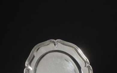 Silver dish with five contours and nets enhanced with palmettes....