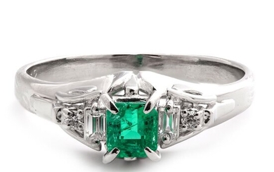 Platinum - Ring - 0.42 ct Emerald - 0.12 ct Diamonds - No Reserve Price