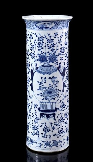 Porcelain roll vase with blue decor, China ca. 1775