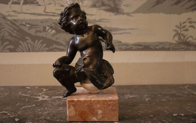 Putto, bronze à patine noire. XIXe siècle. Dimensions : 26 x 14.5 x 11 cm...