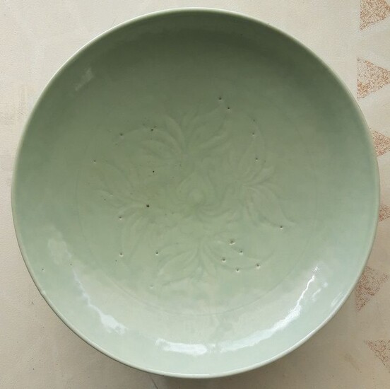 RARE Large Dish (ōzara) - Celadon - Porcelain - Lotus flower - XVIIème, circa 1650 - Japan - Early Edo period