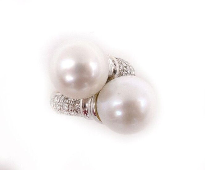 RING TOI ET MOI in 18K white gold holding two white cultured pearls (untested) in a setting of brilliant-cut diamonds. TDD: 50. Gross weight : 12.86 gr. A gold and pearl ring.
