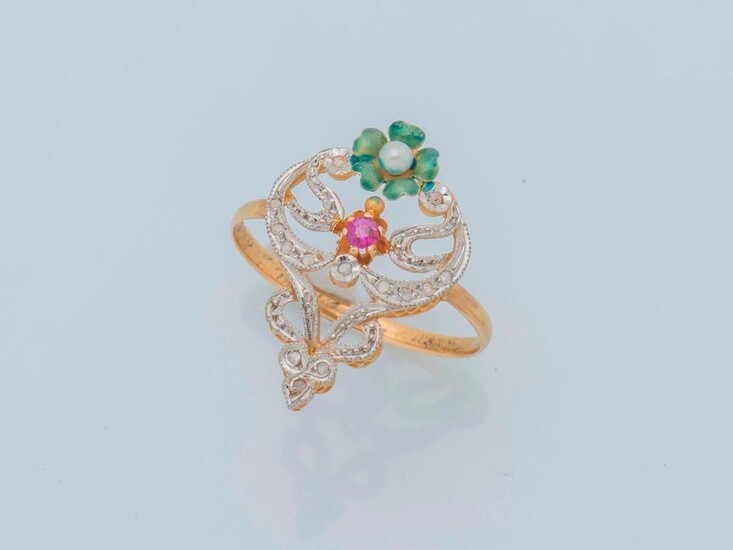 Ring in 18K yellow gold (750 thousandths) and platinum (950 thousandths) with a baluster motif enhanced with brilliants in the centre of a ruby surmounted by an enamelled flower. Finger size: 58 Gross weight: 2.5 g