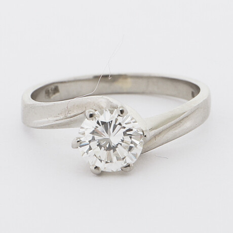 Ring with solitary brilliant-cut diamond approx. 0 Ring med solitär briljantslipad diamant ca 0,90 ct