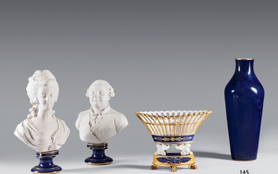 SÈVRES Vase tronconnique en porcelaine bleue... - Lot 145 - Beaussant Lefèvre & Associés