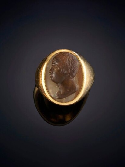 STAMP TYPE RING DECORATED WITH ROMAN RELIEF. Mounting in 18k yellow gold. Price: 250,00 Euros. (41.597 Ptas.)