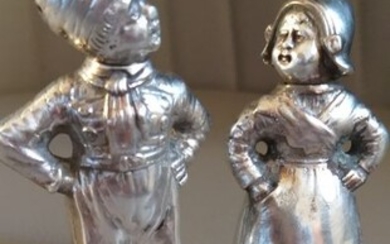 Salt and pepper shakers, FABULOUS PAIR OF SALT AND PEPPER FIGURES DUTCH CHILDREN (2) - Silver - Netherlands - Late 19th century