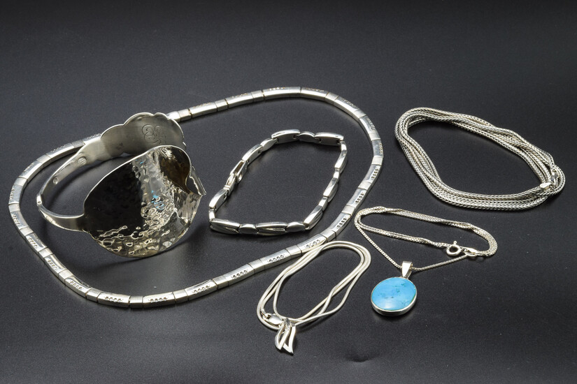 Samling vintage smykker af sølv, halskæder og armbånd