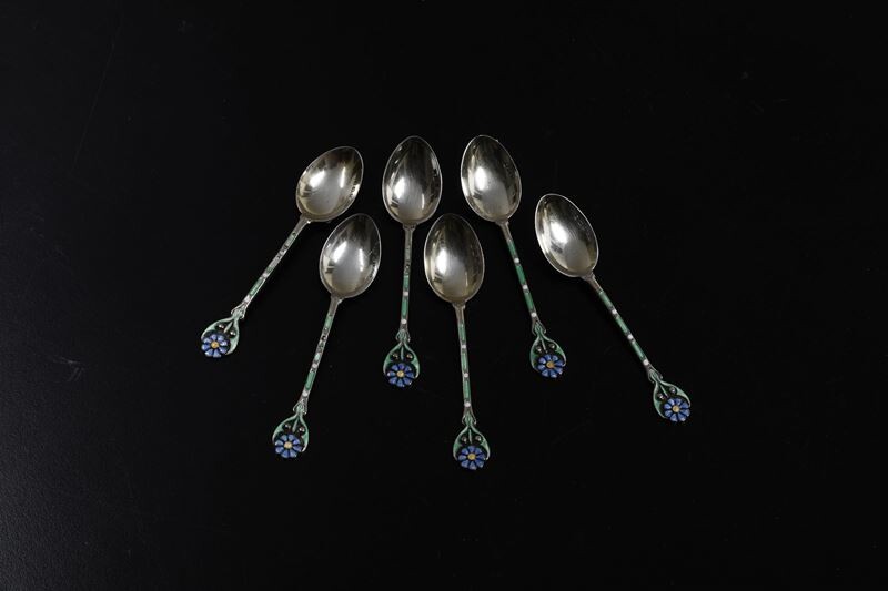 Sei cucchiaini in argento e smalti policromi con decorazione floreale. Birmingham 1929