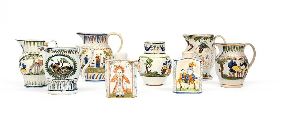 Six petits pichets en céramique de Pratt vers 1790-1820, diversement moulés avec des scènes de...