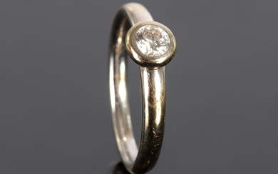 Solitaire en or gris peut être rhodié centré d'un diamant calibrant environ 0,25 carat en...