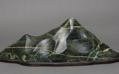 Suiseki - Scholar's Stone - Stone, Wood - Charming black marble suiseki in the shape of a mountain ridge with a green/grey/white matrix. - Japan - Shōwa period (1926-1989)