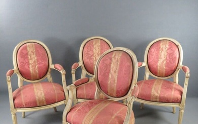 Suite de 4 fauteuils en bois laqué beige, dossier en médaillon, reposant sur 4 pieds...