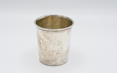 TIMBALE cylindrique à fond plat en argent 800°° bord mouluré, poinçon XIXème siècle. H. 8,5 - diam. 8 cm - Poids. 92 g.