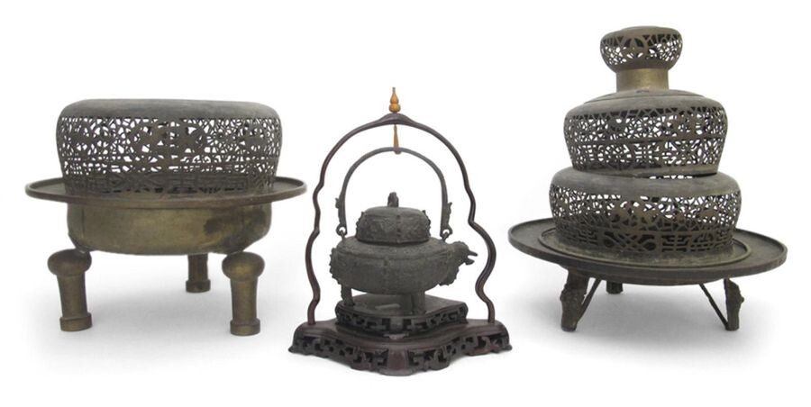 TWO BRONZE CENSERS AND A POURING VESSEL ON A WOOD STAND, China, 19th ct. - h. 20-50 cm