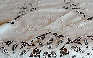 Tablecloth with embroidery and lace - 260 x 180 cm - Linen, Venice lace - First half 20th century