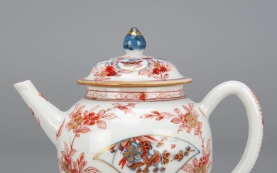 Teapot (1) - underglaze blue, iron red and gold - Porcelain - Bird and blossom in fan-shaped panel - China - Kangxi / Yongheng