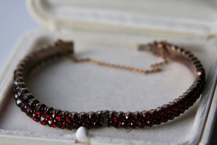 Tombac - Handcrafted slave bracelet- 15.00 ct old cut - roos cut Bohemian Garnets