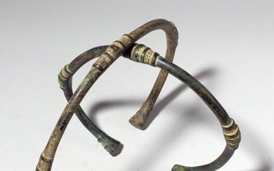 Torques Lobi/Gan (Burkina faso) Paire de colliers en bronze à la cire perdue, à patine...