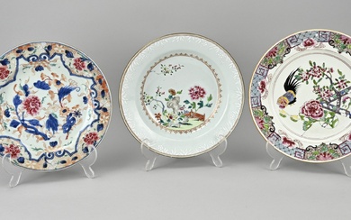 Trois assiettes en porcelaine chinoise du 18ème siècle. 1x Assiette à poulet Family Rose. 1x...