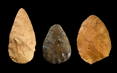 Trois coins de poing. Paléolithique, 800.000 - 150.000 av. J.-C. L 14cm - 20cm. Avec...