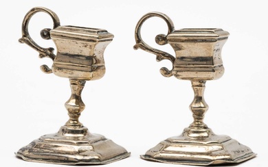 Twee miniatuur zilveren houders voor kaarsensnuiters