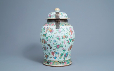 Un grand vase couvert en porcelaine de Chine famille rose à décor d'antiquités, 19ème siècle
