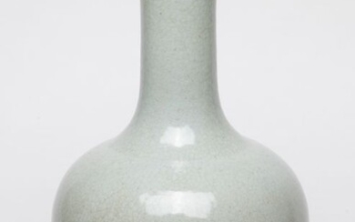 Vase - Porcelain - A Guan-Type Crackleware Glaze Bottle Vase ‘Tianqiuping’- China - 18th century