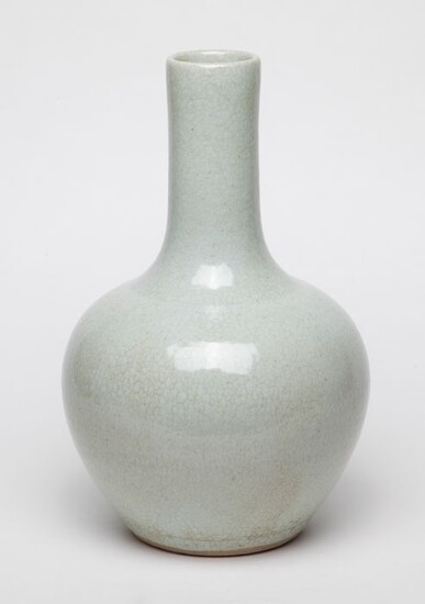 Vase - Porcelain - A Guan-Type Crackleware Glaze Bottle Vase ‘Tianqiuping’- China - 18th century