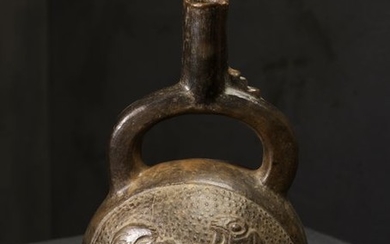 Vase à anse en étrier La panse est décorée… Calendrier Art Précolombien - Art d’Asie - Nouvelle… Lot n° 45