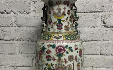 Vase balustre En porcelaine polychrome à décor de vases et objets du quotidien, les anses...